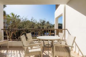 eine Terrasse mit einem Tisch und Stühlen auf dem Balkon in der Unterkunft Apartamento Aquamarina 5 in Cala Ferrera
