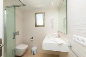 Łazienka w obiekcie Apartamento Aquamarina 6
