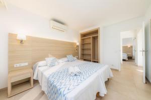 Łóżko lub łóżka w pokoju w obiekcie Apartamento Aquamarina 6