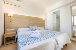 Łóżko lub łóżka w pokoju w obiekcie Apartamento Aquamarina 6