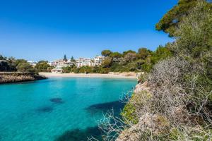 a view of a beach with buildings in the background at Apartamento Aquamarina 8 in Cala Ferrera