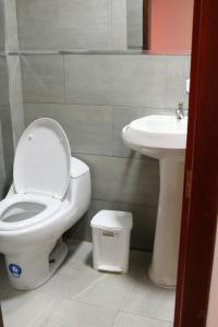 łazienka z toaletą i umywalką w obiekcie Hospedaje Vacacional y Familiar Baños w Baños