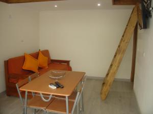 ein Wohnzimmer mit einem Tisch und einem Sofa in der Unterkunft Casa Verão Azul in Monte Gordo