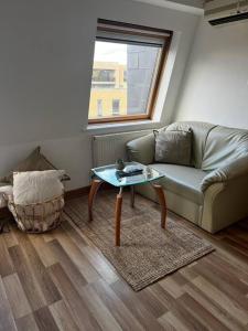 sala de estar con sofá y mesa en Quirky studio flat selfcontained, en Londres