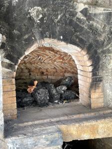 - un four en briques avec un tas de rochers dans l'établissement Maison PORTOKALIA, à Mixórrouma