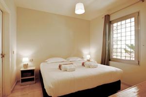 een slaapkamer met een groot bed en handdoeken bij Playa - Tamanca 1,3 SEA VIEW in Palm-mar