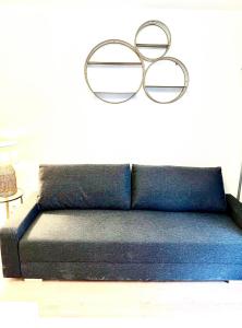 un divano blu con due bicchieri sul muro di Residence Californie a Nizza