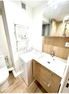 łazienka z umywalką i toaletą w obiekcie Residence Californie w Nicei