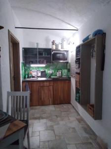 eine Küche mit Holzschränken und einem Kühlschrank in der Unterkunft Monteur-Ferienwohnung OT Naundorf in Naundorf