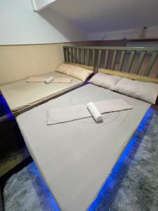 Katil atau katil-katil dalam bilik di Loft Baler with Kitchen & Ideal for Work from Home Setup