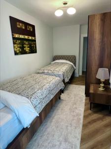 イズミットにあるDreamy Sea View Duplex in Izmitのベッド2台、テーブル(ランプ付)が備わる客室です。
