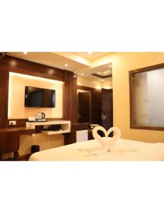 een kamer met een bed met een hart erop bij Hotel President, Jodhpur in Jodhpur