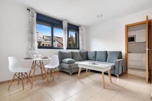 sala de estar con sofá y mesa en El Refugio en Sardina