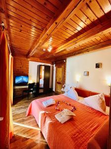 sypialnia z dużym łóżkiem w drewnianym pokoju w obiekcie Ohana Boutique Hotel w mieście Viştea de Sus