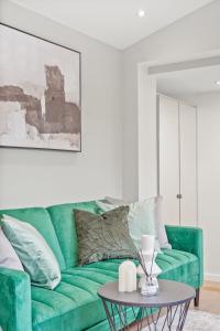 Ruang duduk di Charming Wimbledon 3-Bed Apt with Outdoor Area +27 gambar
