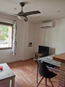 a living room with a ceiling fan and a table at Apartamento Tosca Mar in Moraira