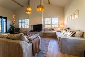 uma sala de estar com dois sofás e uma lareira em COUNTRYSIDE - KEYWEEK Country house em Arcangues