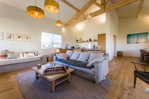 uma sala de estar com um sofá e uma mesa em COUNTRYSIDE - KEYWEEK Country house em Arcangues