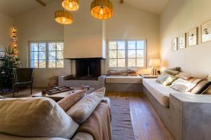 uma sala de estar com um sofá e uma lareira em COUNTRYSIDE - KEYWEEK Country house em Arcangues
