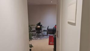 - un couloir avec une table et des chaises dans la chambre dans l'établissement Qure Restaurant and Apartments Canberra Bruce, à Canberra