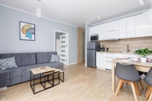 Kuchyňa alebo kuchynka v ubytovaní Apartment Rybacka with Parking&Balcony by Noclegi Renters