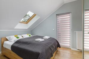Posteľ alebo postele v izbe v ubytovaní Apartment Rybacka with Parking&Balcony by Noclegi Renters