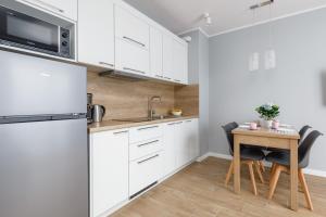 Kuchyňa alebo kuchynka v ubytovaní Apartment Rybacka with Parking&Balcony by Noclegi Renters