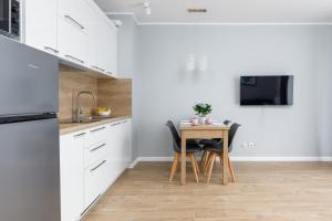 Kuchyňa alebo kuchynka v ubytovaní Apartment Rybacka with Parking&Balcony by Noclegi Renters