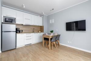 Kuchyňa alebo kuchynka v ubytovaní Apartment Rybacka with Parking&Balcony by Noclegi Renters