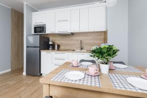 Kuchyňa alebo kuchynka v ubytovaní Apartment Rybacka with Parking&Balcony by Noclegi Renters