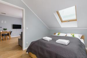 Posteľ alebo postele v izbe v ubytovaní Apartment Rybacka with Parking&Balcony by Noclegi Renters
