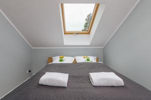 Posteľ alebo postele v izbe v ubytovaní Apartment Rybacka with Parking&Balcony by Noclegi Renters