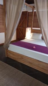מיטה או מיטות בחדר ב-Brahmanhut - Eco Hut experience in harmony with nature, wellbeing and spirit