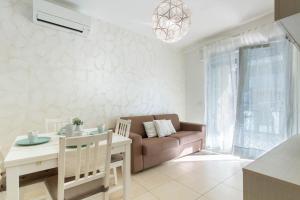 A seating area at Appartamento L'Approdo Trilo Blu - MyHo Casa
