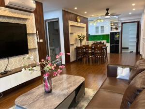 ハロンにある(Best Seller) Very nice 3 bedroom apartment in Ha Longのリビングルーム(テーブル上に花瓶付)