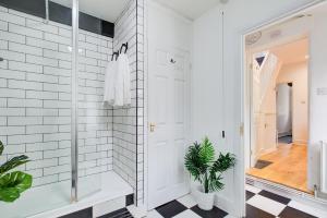 Et badeværelse på Statera Apartments - 2-Bed House in Stratford + 15 billeder