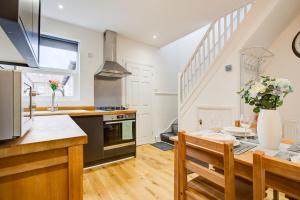 a kitchen and dining room with a table and chairs at Statera Apartments - 2-Bed House in Stratford in London