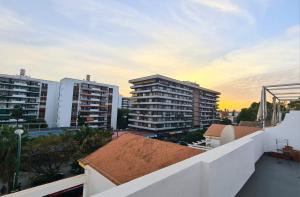 uma vista para o horizonte da cidade com edifícios em Casa Xanadu Seville - 6 bedroom Andalusian home with terraces em Sevilha