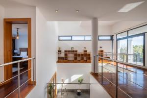 eine Treppe in einem Haus mit einem Wohnzimmer in der Unterkunft Azores Green Woods Villa in São Vicente Ferreira