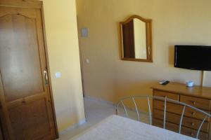 TV a/nebo společenská místnost v ubytování Hostal Cristina + 23 fotografií
