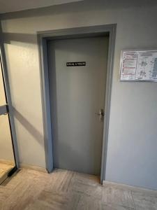 una puerta del ascensor con un cartel en A La Plage et Au Soleil de St Palais sur Mer en Saint-Palais-sur-Mer