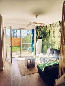 uma sala de estar com um sofá e uma mesa em Beau duplex familial avec jardin clôturé em Douvaine