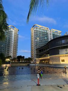 uma piscina de água em frente a edifícios altos em Staycation at Azure by Melissa em Manila