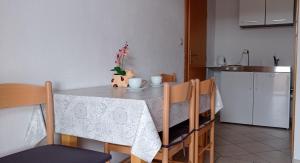 Kuchyň nebo kuchyňský kout v ubytování Apartmani Barišić