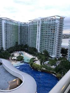 uma vista para um grande edifício com um escorrega aquático em Staycation at Azure by Melissa em Manila