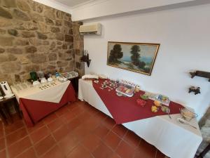 une chambre avec deux tables et un tableau sur le mur dans l'établissement Convento da Provença, à Portalegre