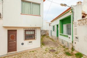 un vicolo con due case e una porta di B81 - Casa do Outeiro Westcoast Home a Vila do Bispo