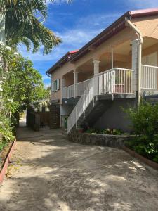 a house with a balcony and a driveway at La Kaz Isle Bourbon in Saint-Pierre