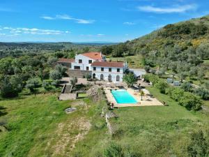 - une vue aérienne sur une villa avec une piscine dans l'établissement Convento da Provença, à Portalegre