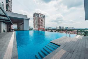 een groot zwembad op het dak van een gebouw bij Lovely Home @ SS15 (1 min walk to Inti College) in Subang Jaya